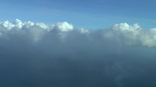飞过云层空中视频视频的预览图