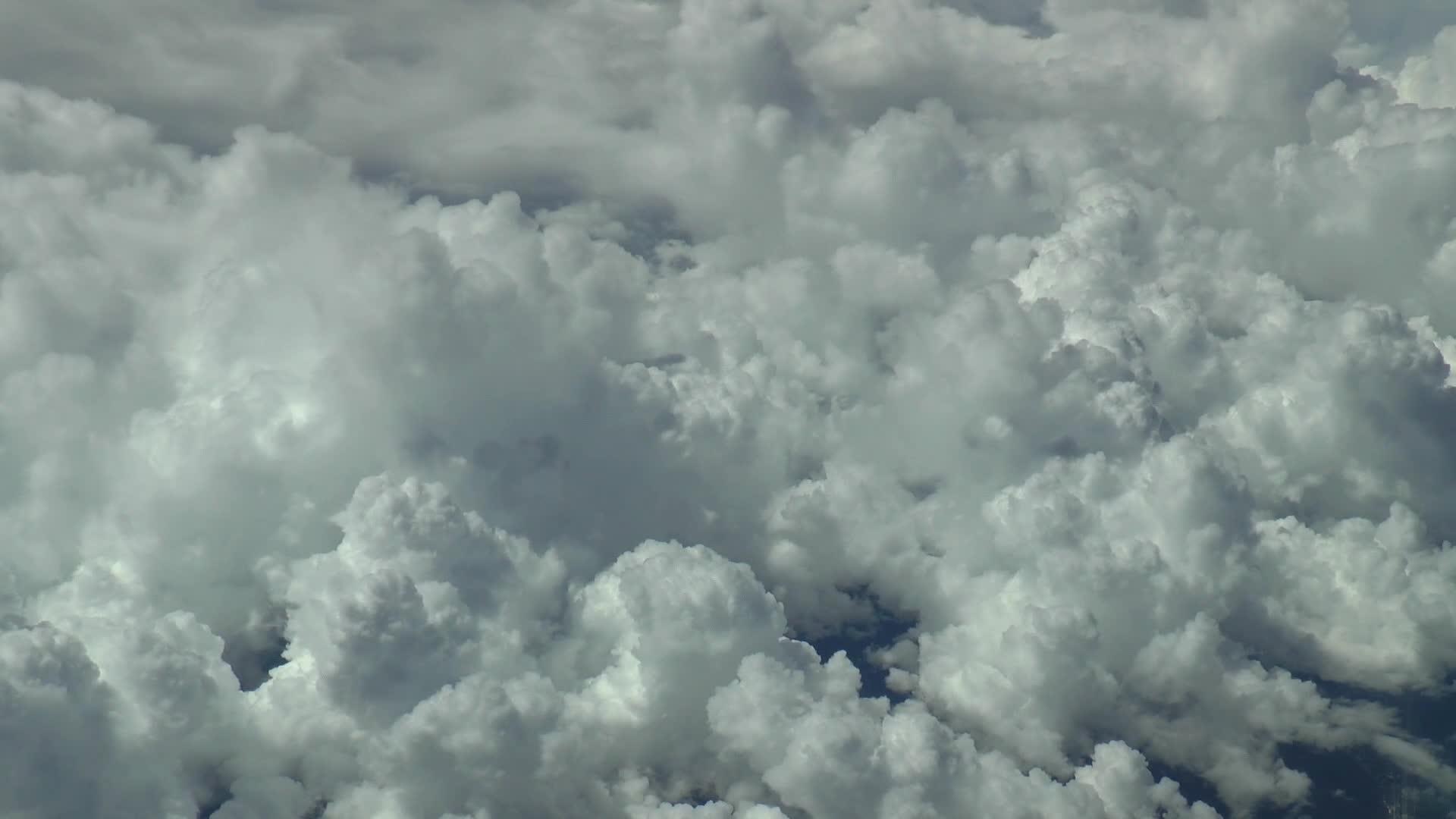 在云端飞行的空中视频视频的预览图