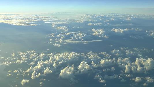 在高空云上飞行的空中视频视频的预览图