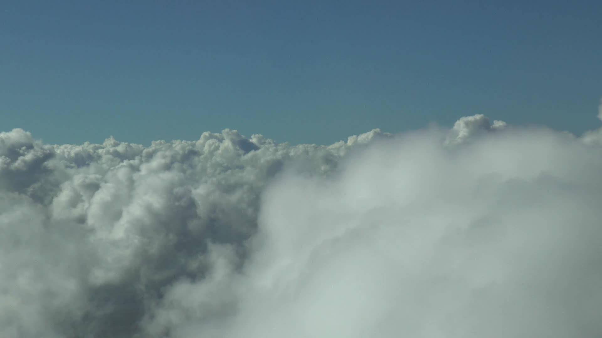 在云端空中飞翔的视频视频的预览图