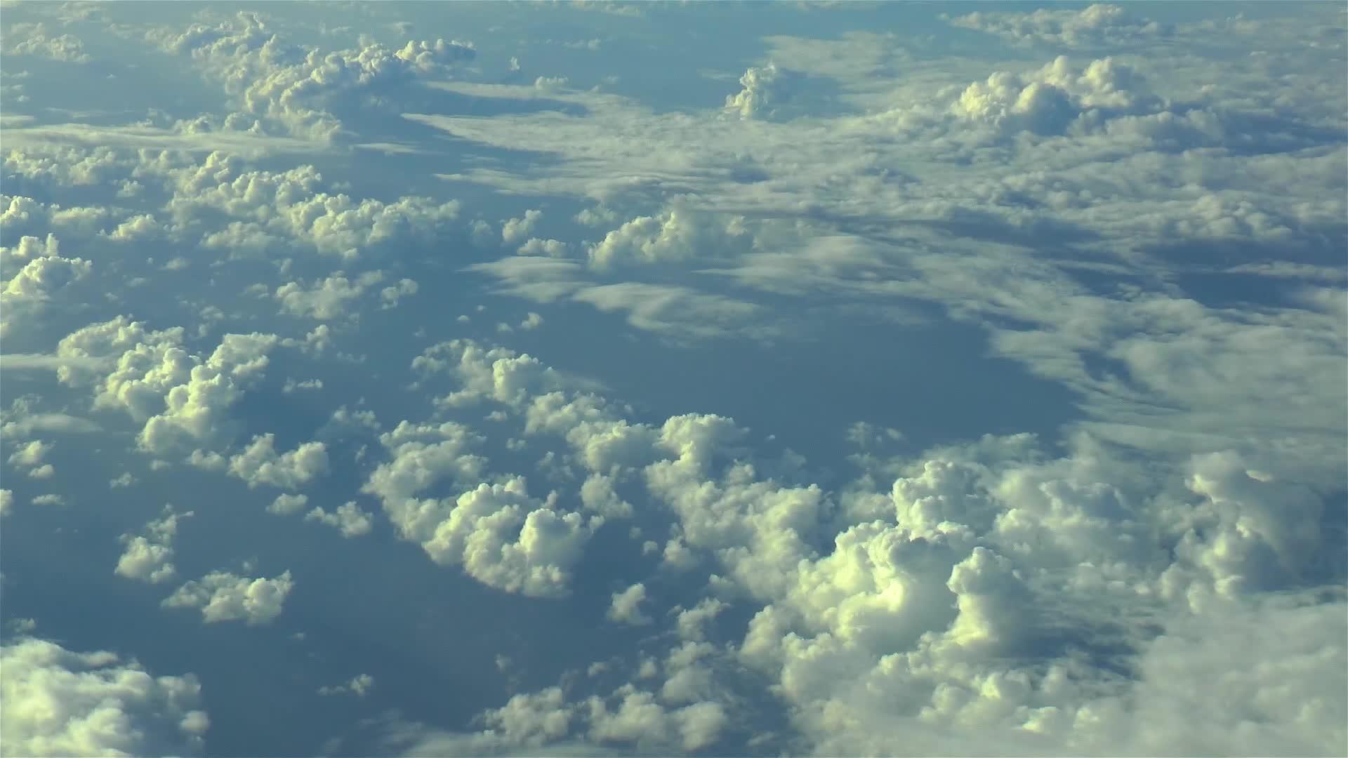 在云层周围飞翔视频的预览图