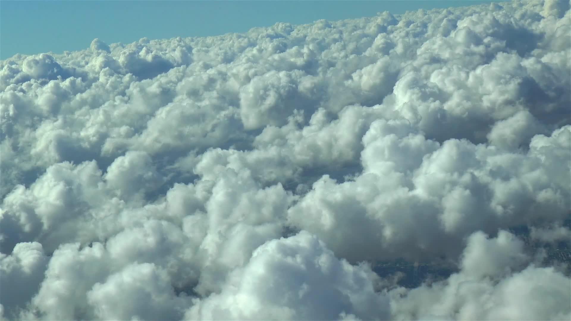 在蓝天云上飞翔视频的预览图