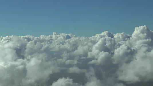 在云层周围飞行在空中录像视频的预览图