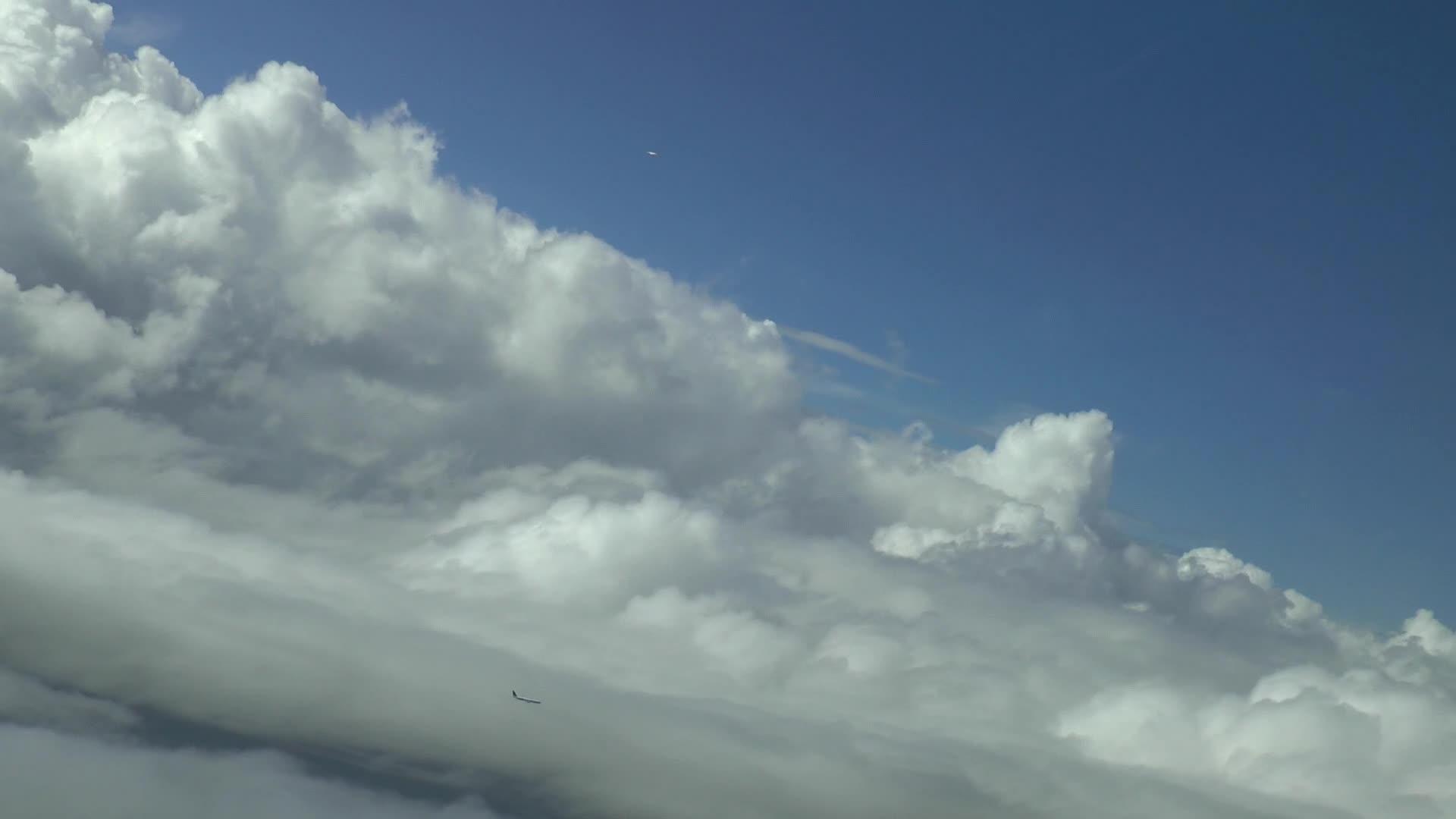 云层周围空中飞行的视频视频的预览图