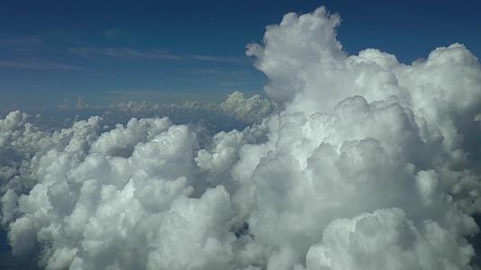 云层周围空中飞行的视频视频的预览图