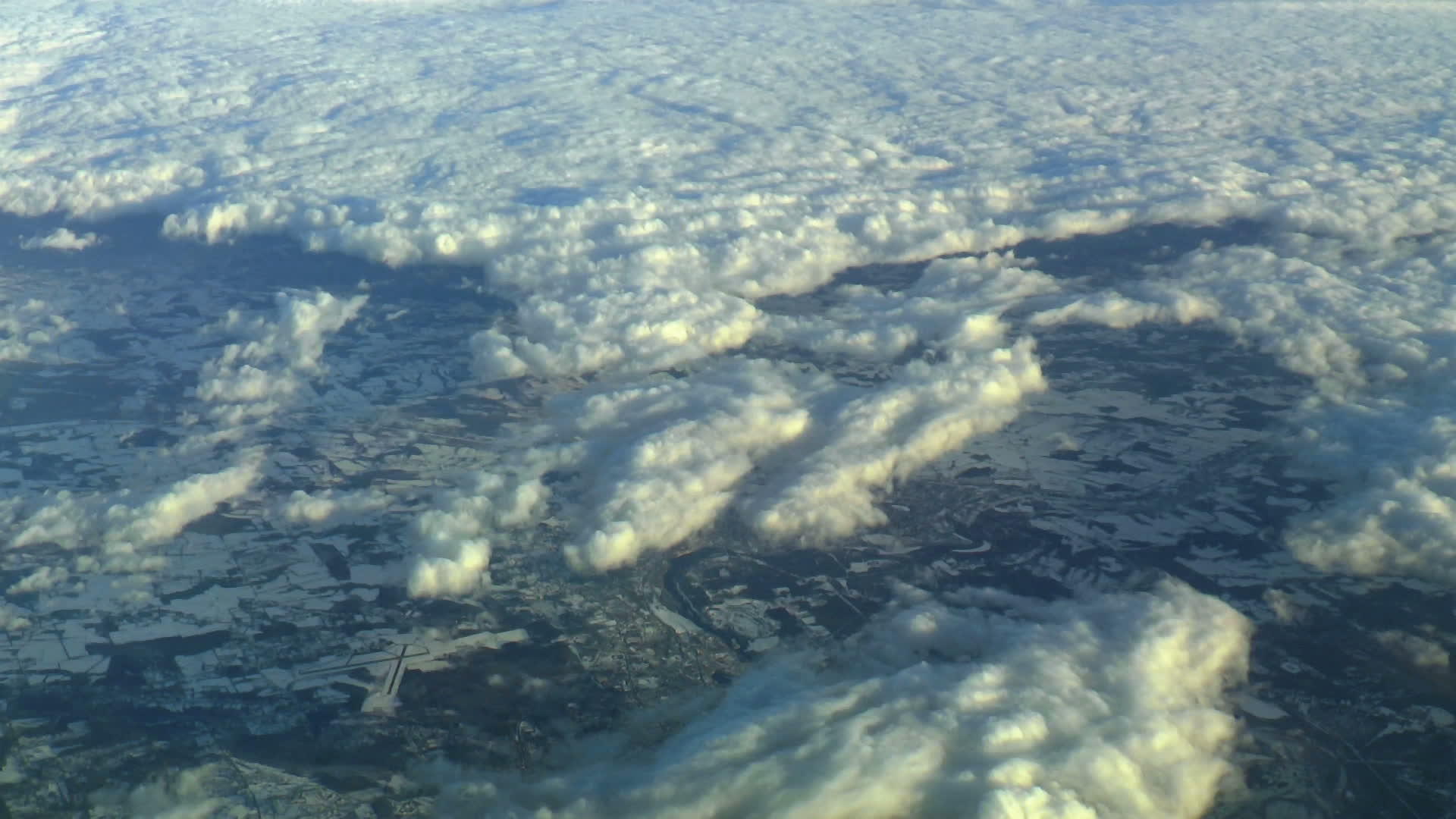 云上方的空中视频视频的预览图