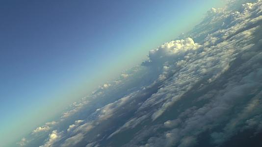 在云层周围飞翔视频的预览图