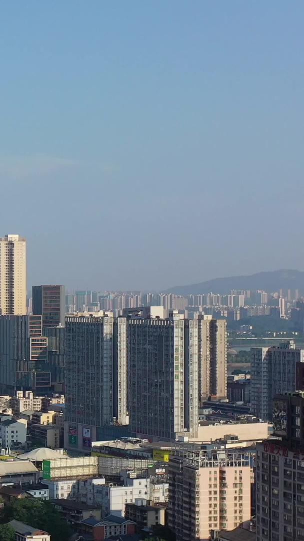 长沙城市风光湘江岸边的高楼群视频的预览图