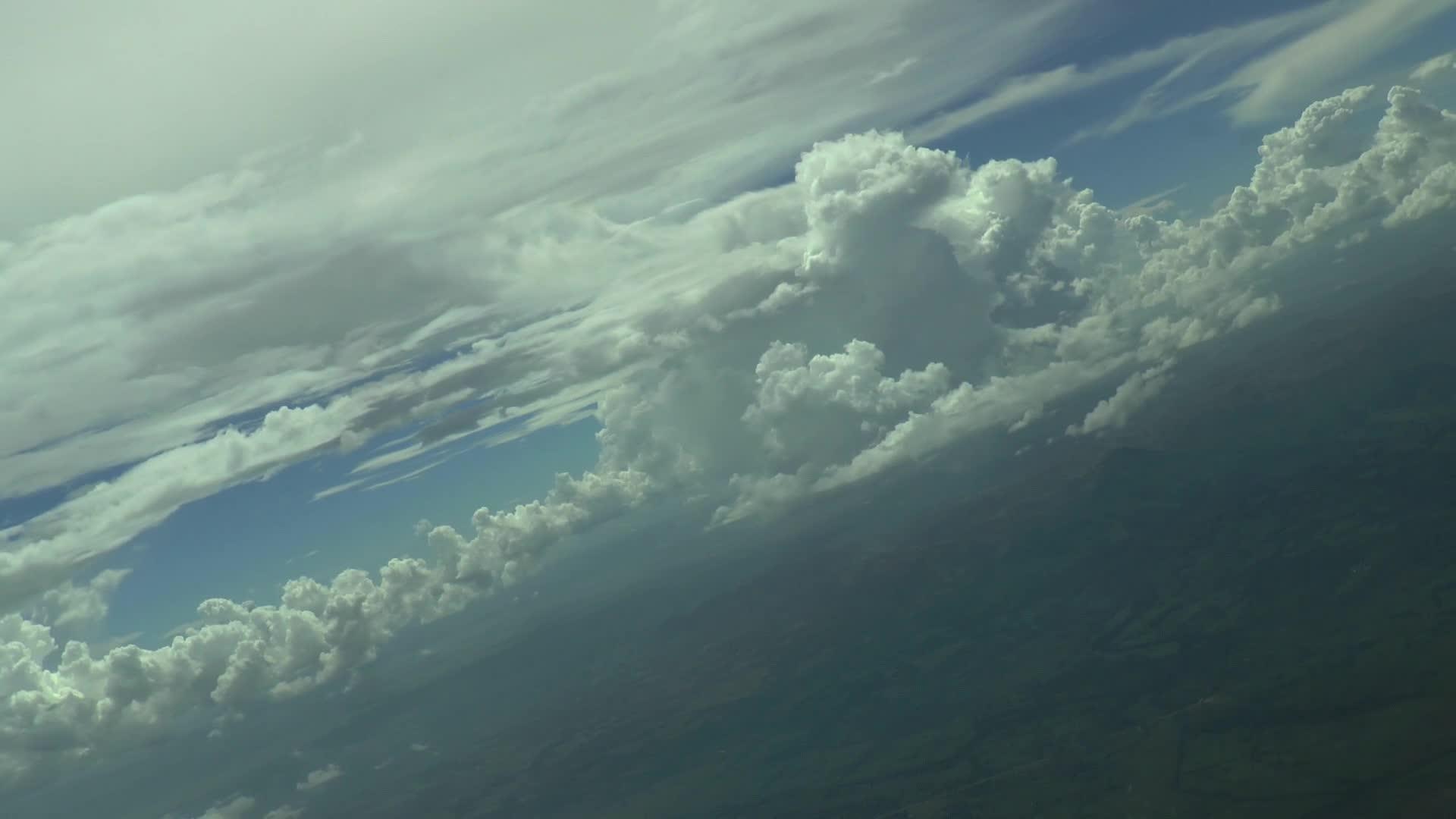 飞越云层飞越海洋视频的预览图