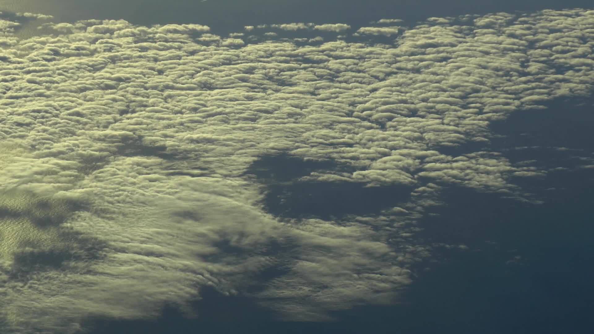 飞越云层飞越海洋视频的预览图