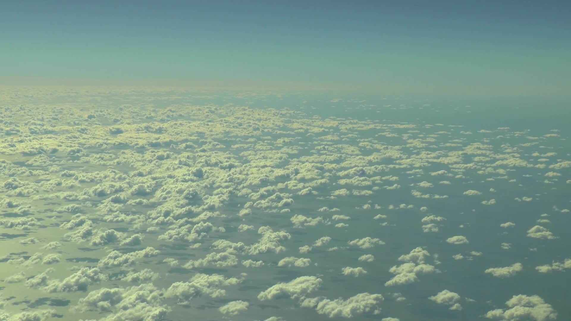 飞过云层视频的预览图