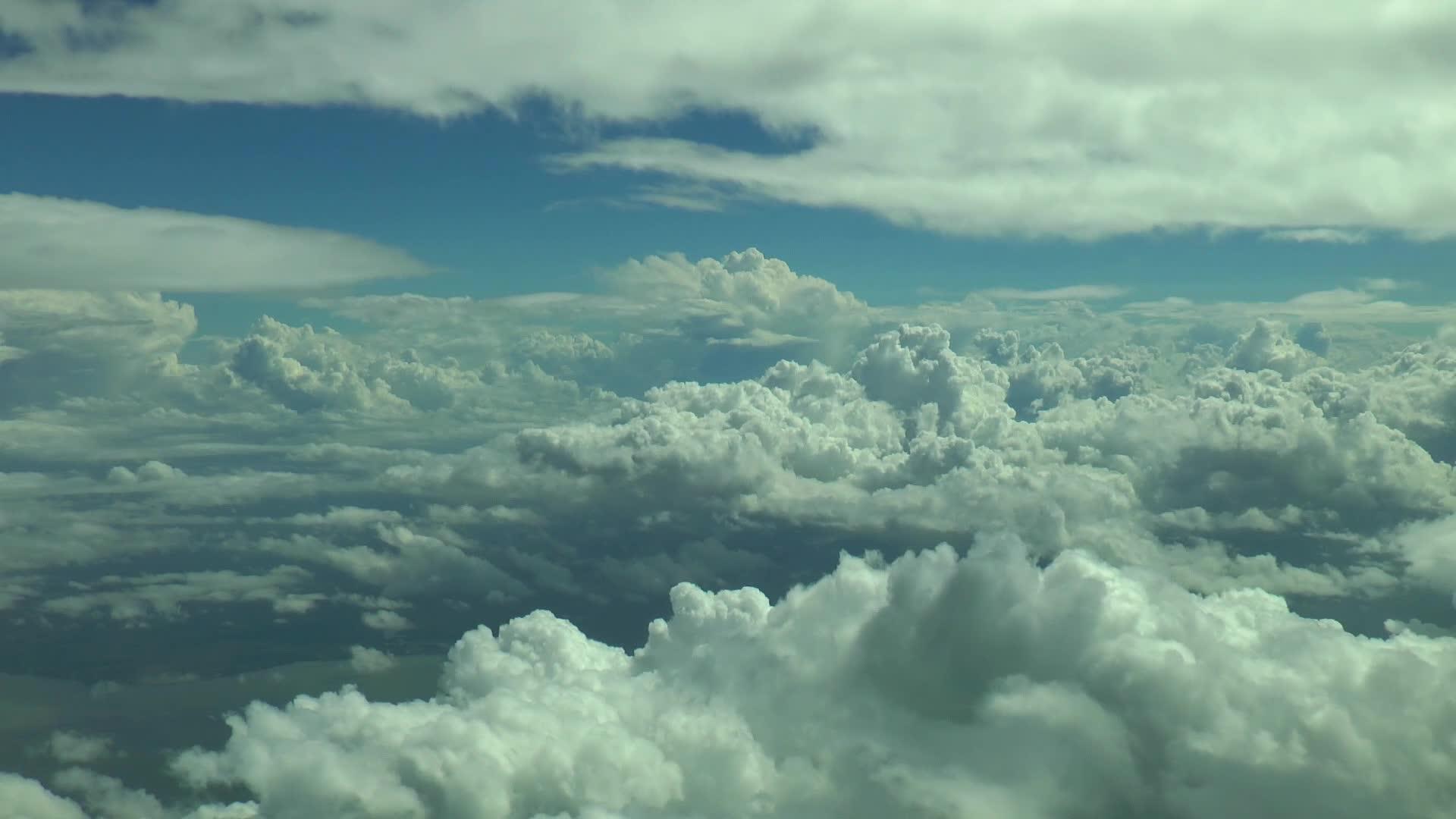 在云层之间飞翔视频的预览图