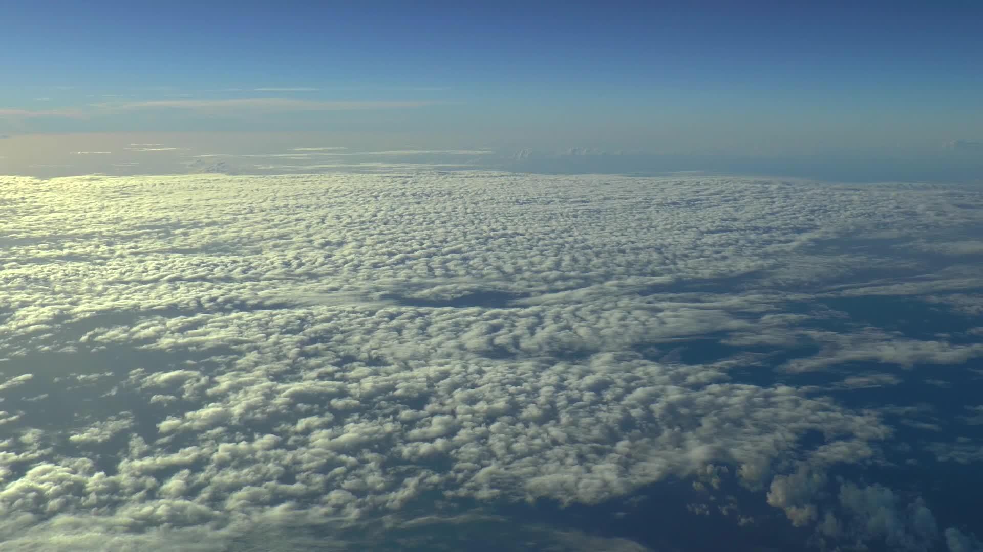 在云端空中飞翔的视频视频的预览图