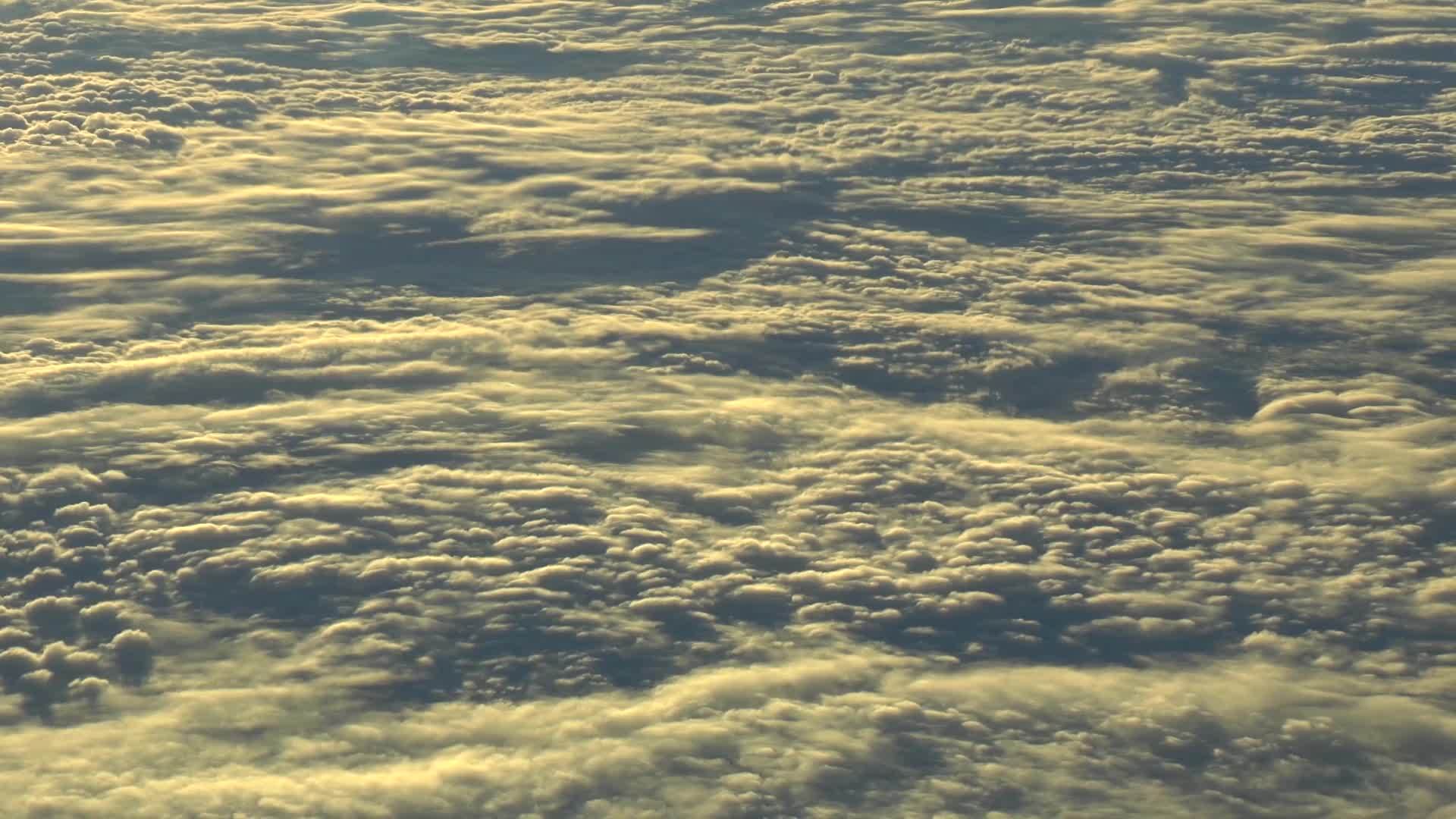 在云海上飞翔的空中视频视频的预览图