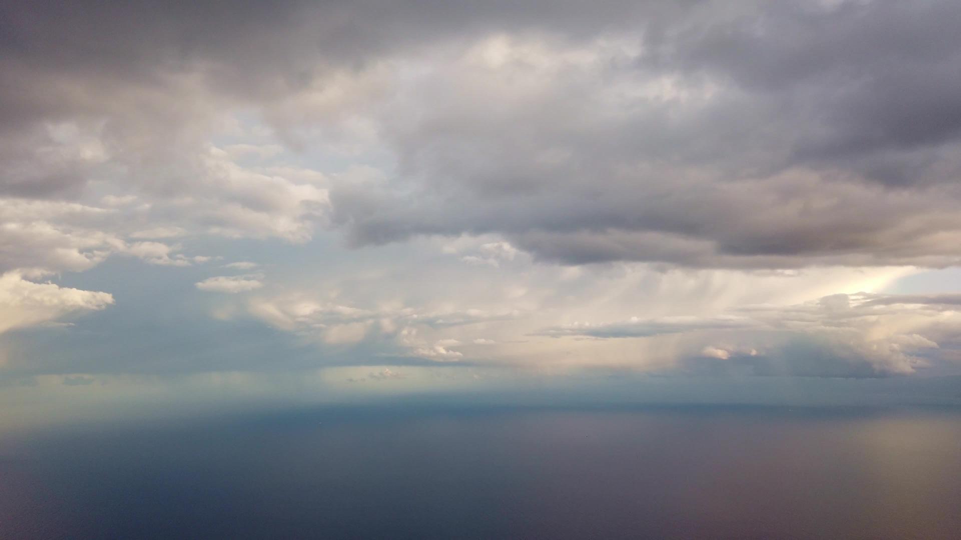 飞机上方的云和海的风景视频的预览图