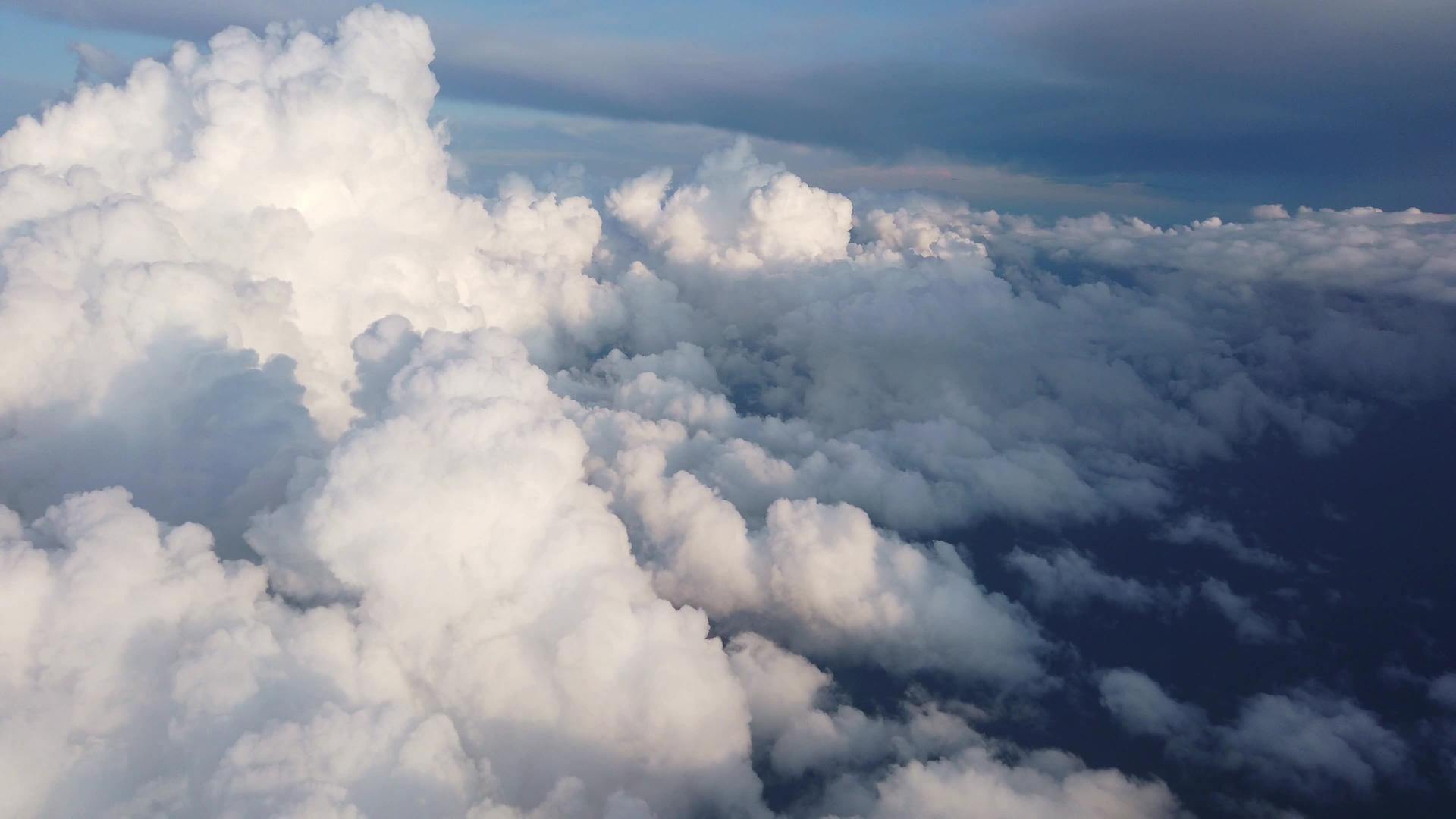 从飞机上看云层和太阳天空视频的预览图