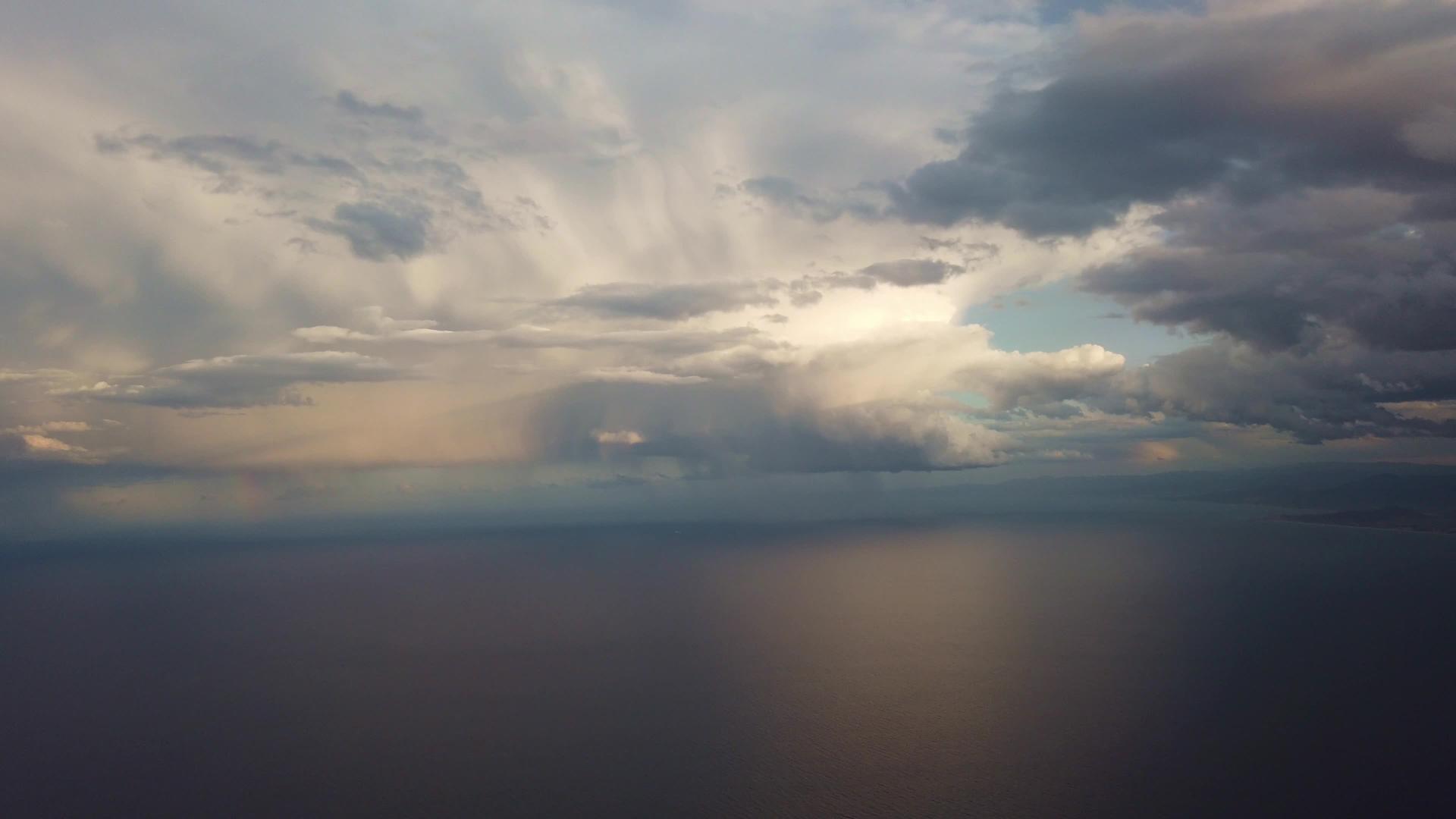 太阳照耀下的云和海视频的预览图