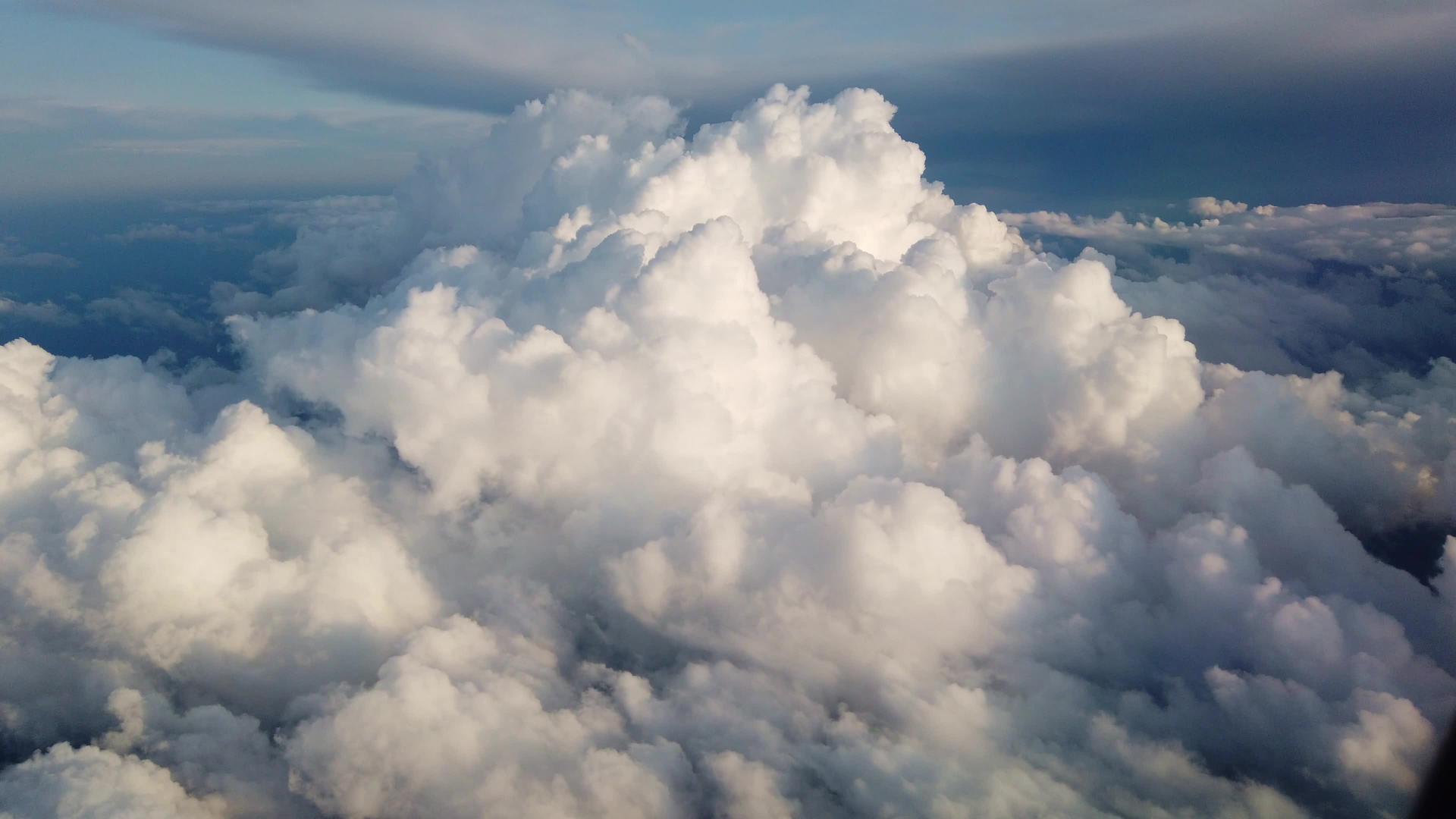 从飞机上看云层和太阳天空视频的预览图