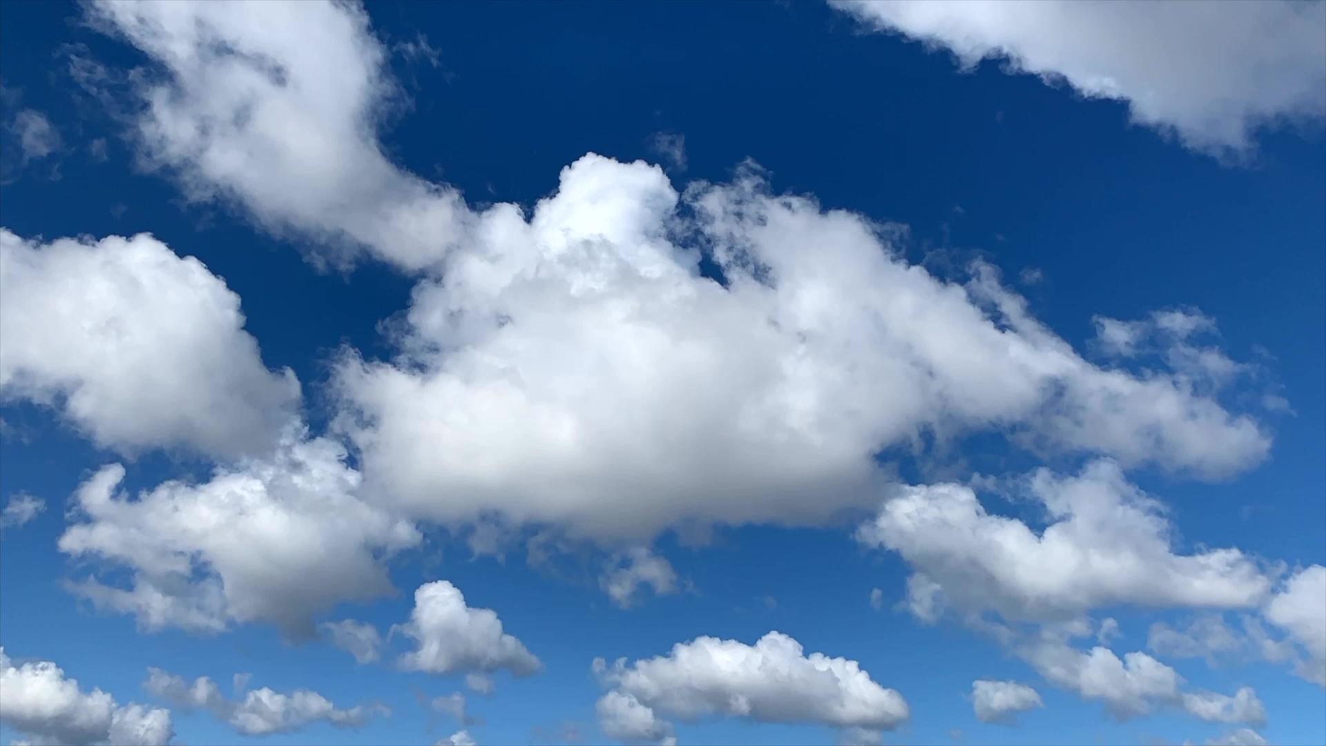 浅白云飞过蓝天云在移动视频的预览图