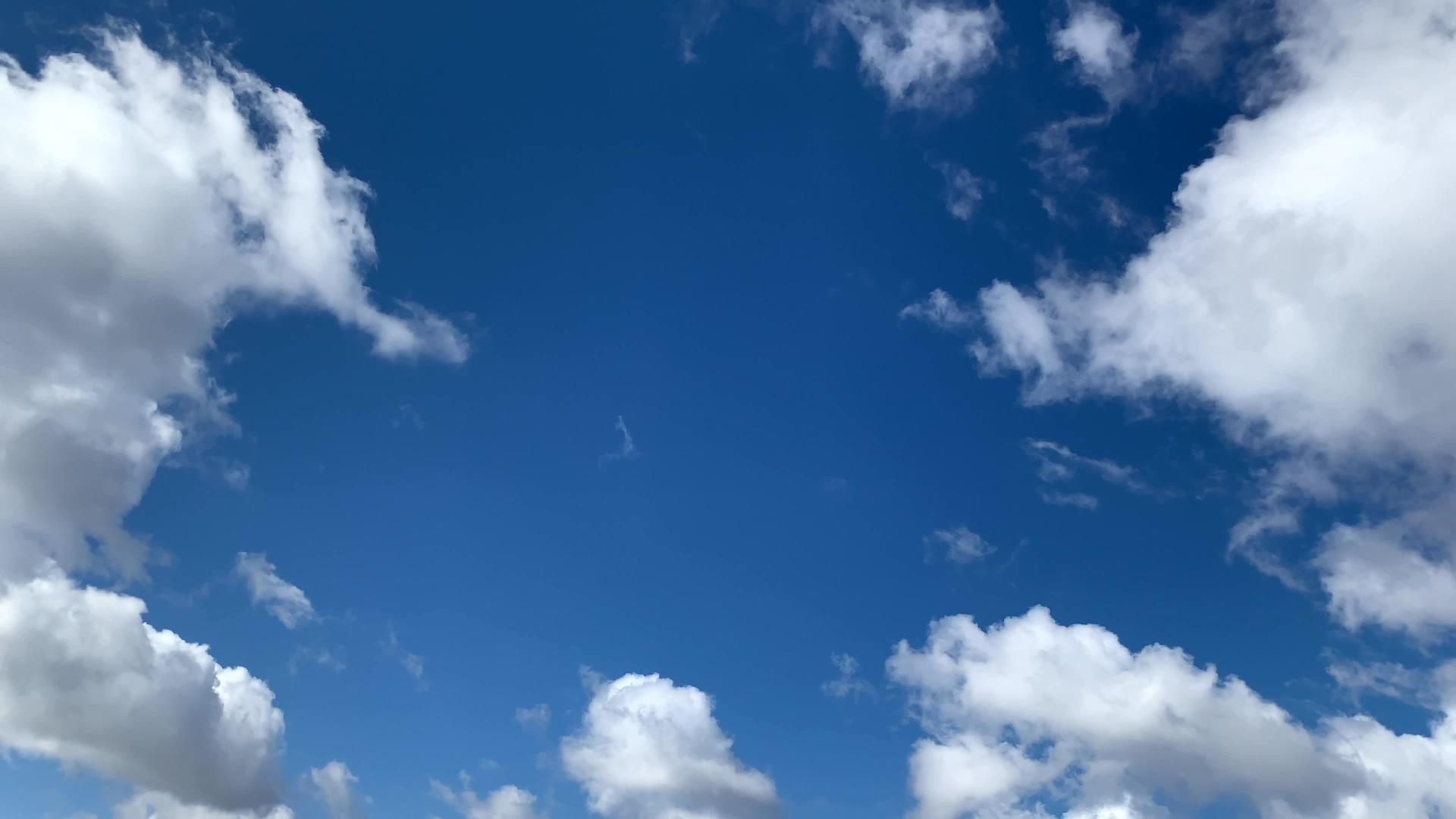 白云飞过蓝天云在移动视频的预览图