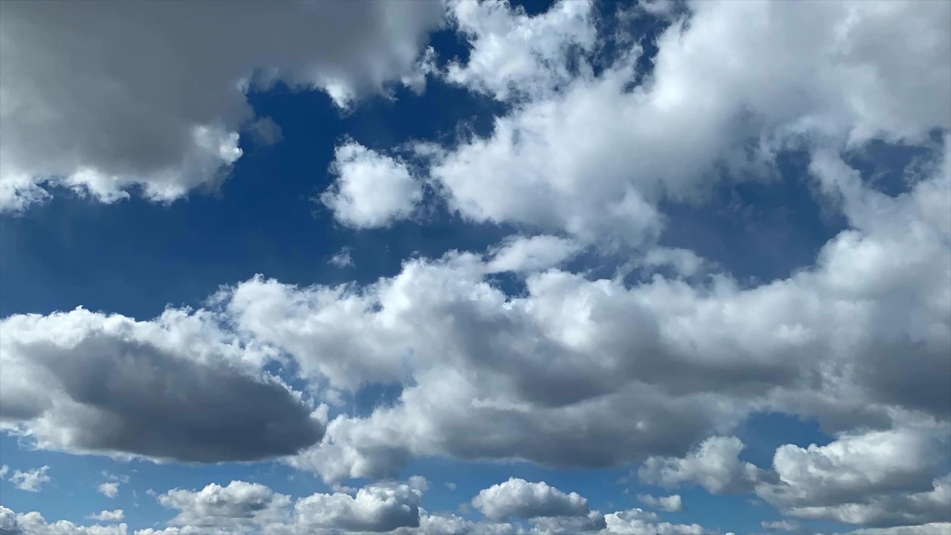 浅白云在蓝天中飞翔移动着春天的风景视频的预览图