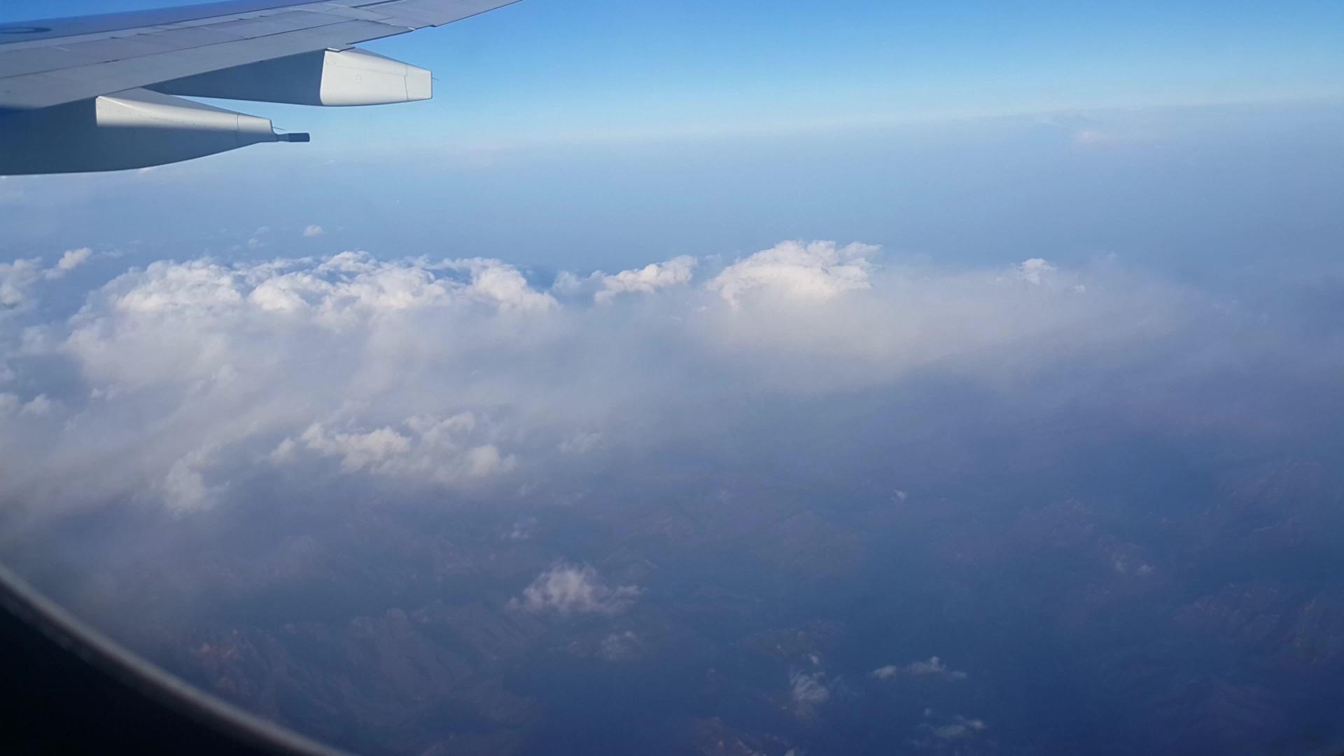 美丽的云朵和蓝色的天空景观飞机飞行的窗口视频的预览图