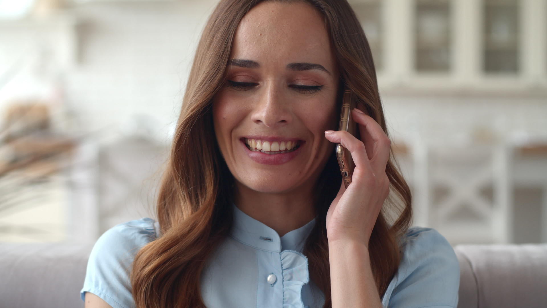 微笑的商业女性在家庭办公室谈论电话视频的预览图