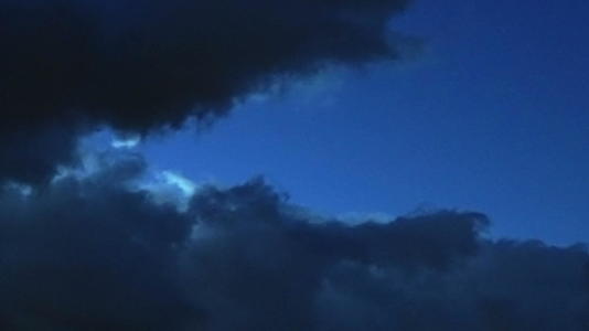 风暴前的恐怖和戏剧性的乌云延迟视频的预览图