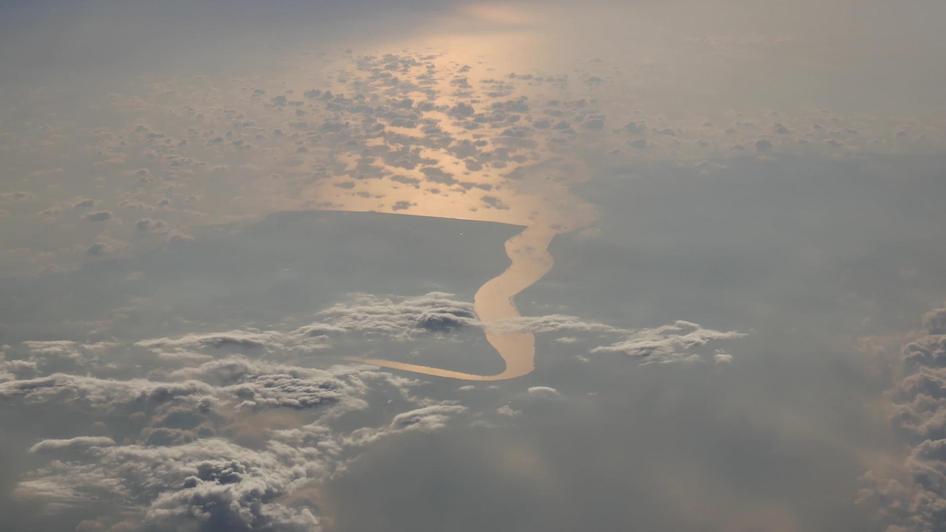 海洋和地形上的空气观测台视频的预览图
