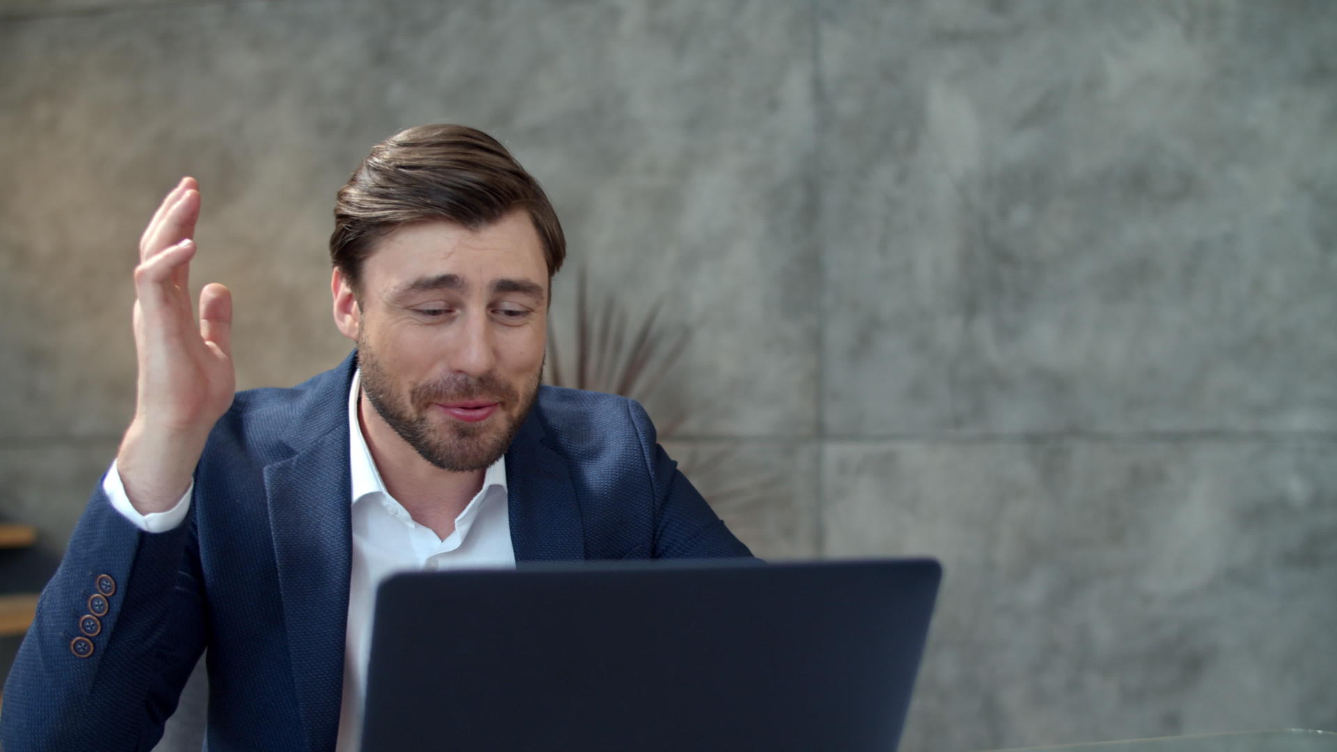 商人在办公室用笔记本电脑在线聊天视频的预览图