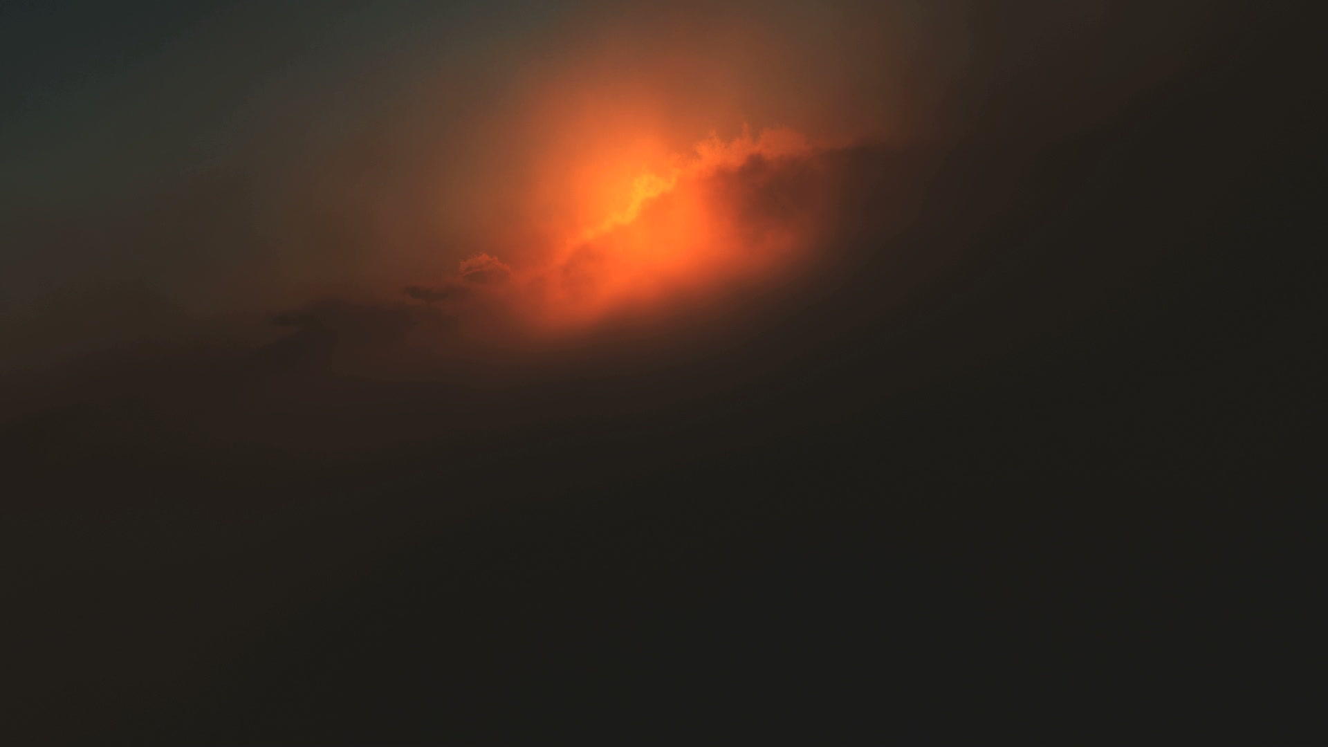 日落在阳光下在云上飞翔视频的预览图