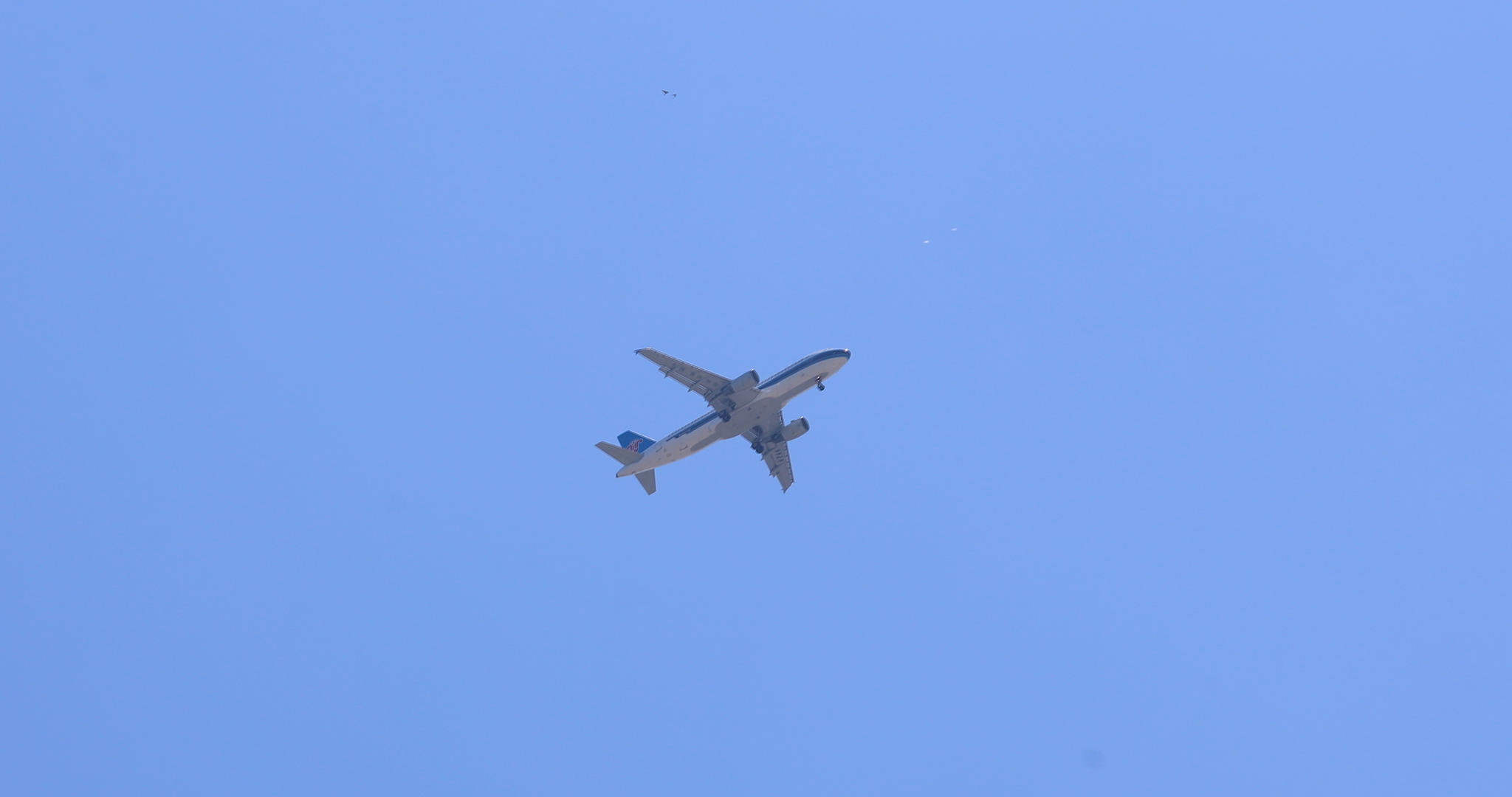 4K拍摄天空中呼啸而过的飞机视频的预览图
