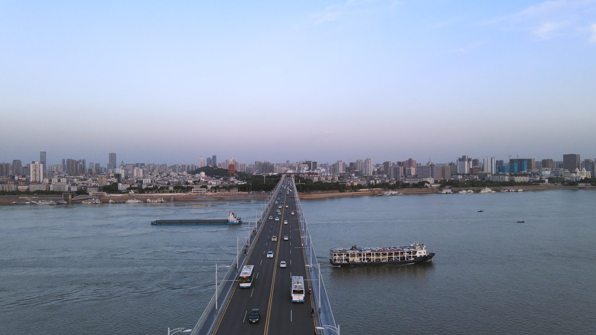 航拍城市道路交通桥梁车流街景4k素材视频的预览图