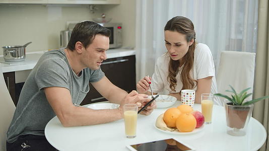 情侣们在厨房一起吃早餐视频的预览图