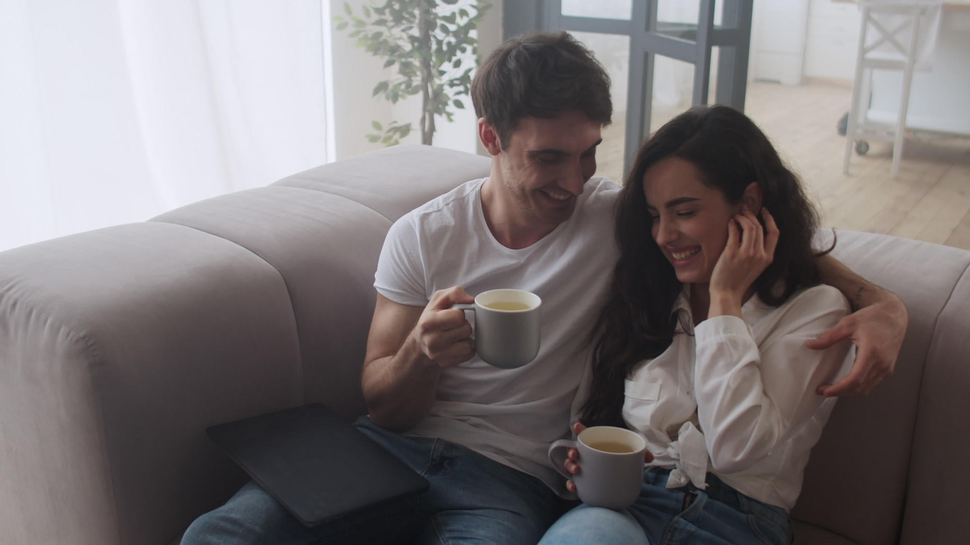 微笑的夫妇在家喝茶视频的预览图
