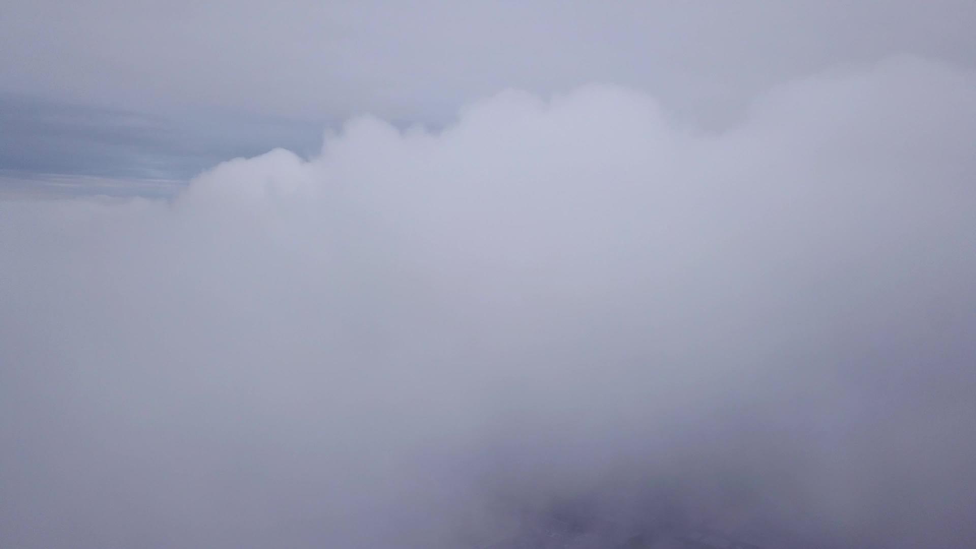 几层云在城市中飘动视频的预览图