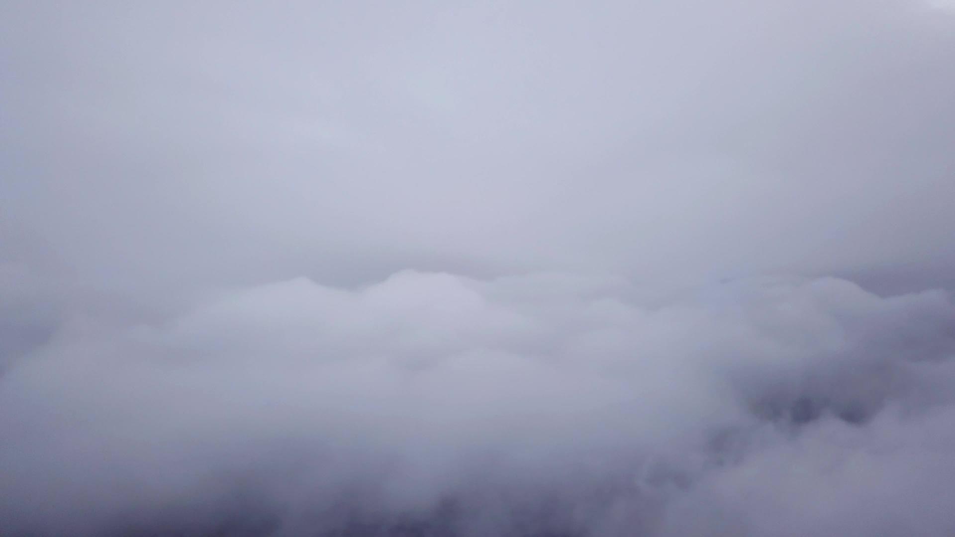 几层云在城市中飘移视频的预览图