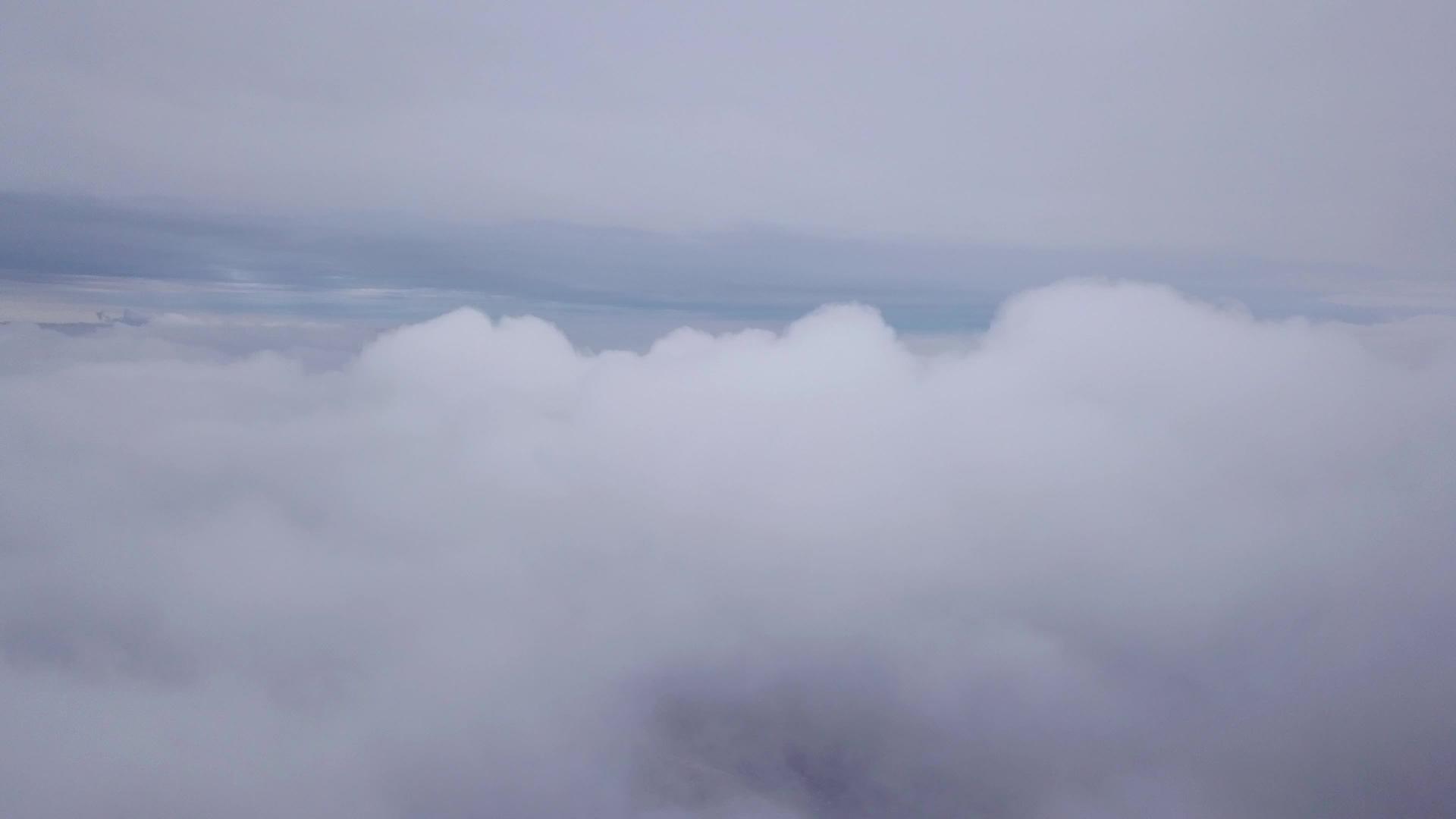 几层云在城市中飘动视频的预览图