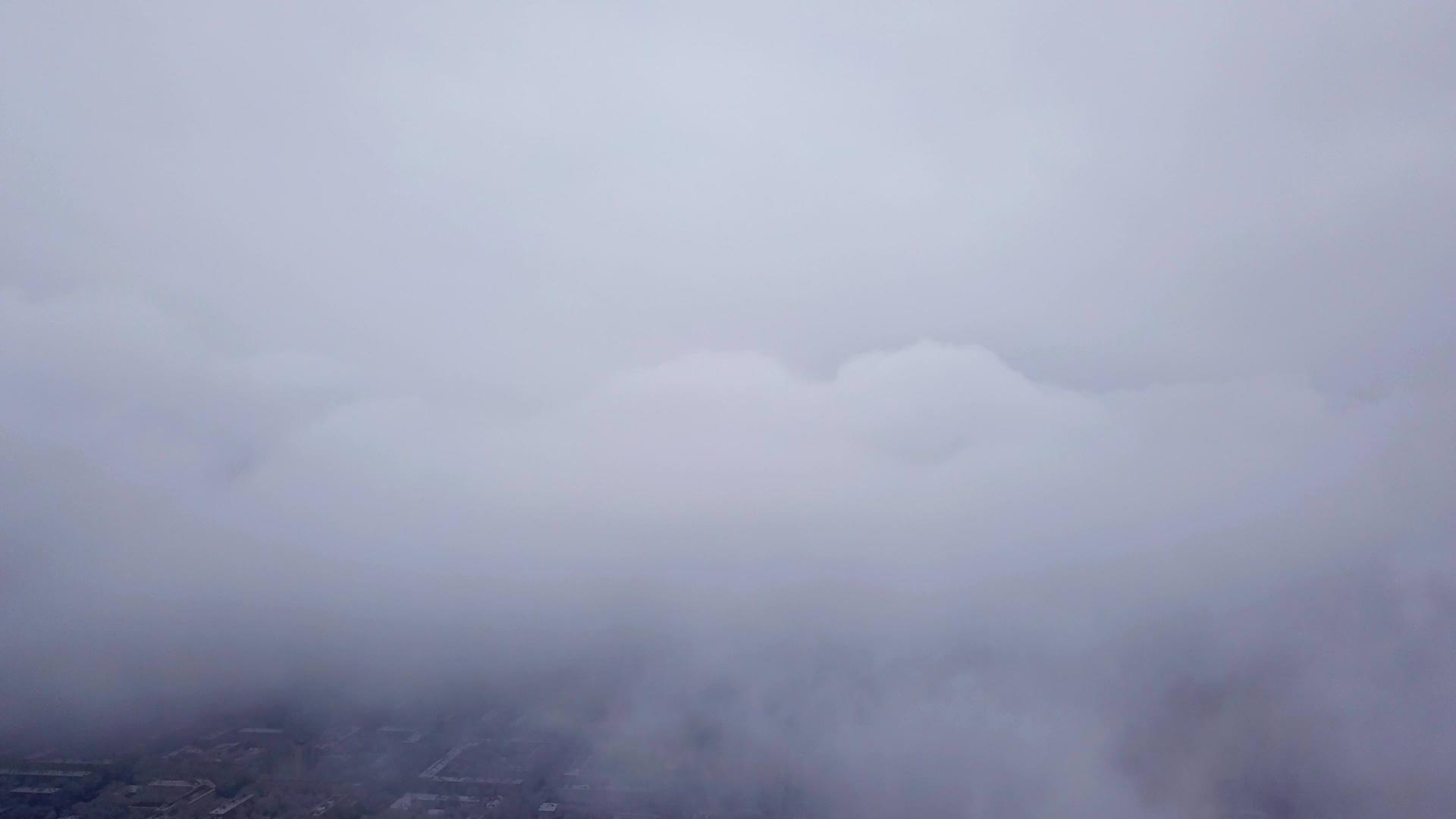 几层云在城市中飘移视频的预览图