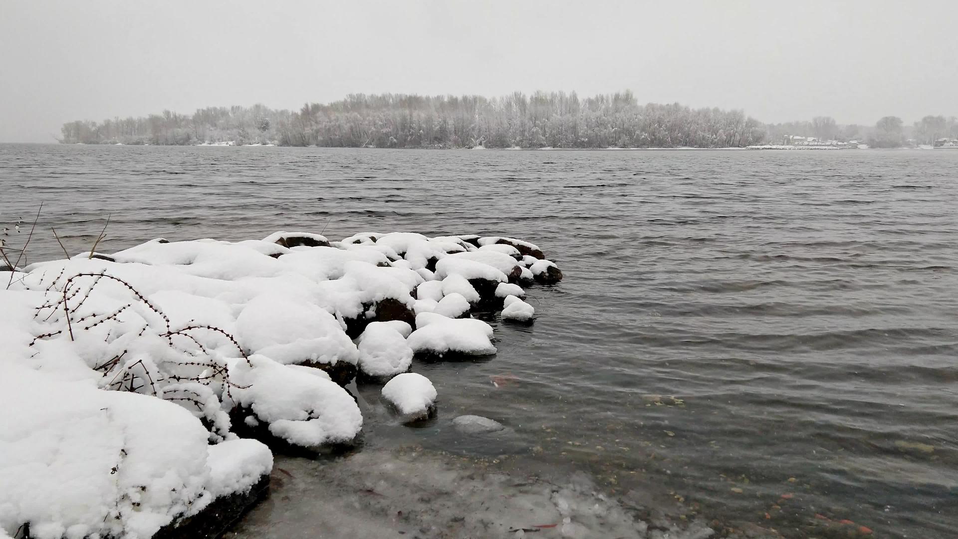 在寒冷的天气里河水的景色视频的预览图
