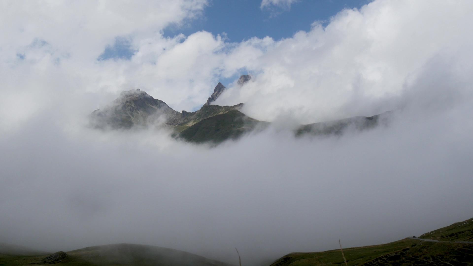 云中山岳的风景视频的预览图