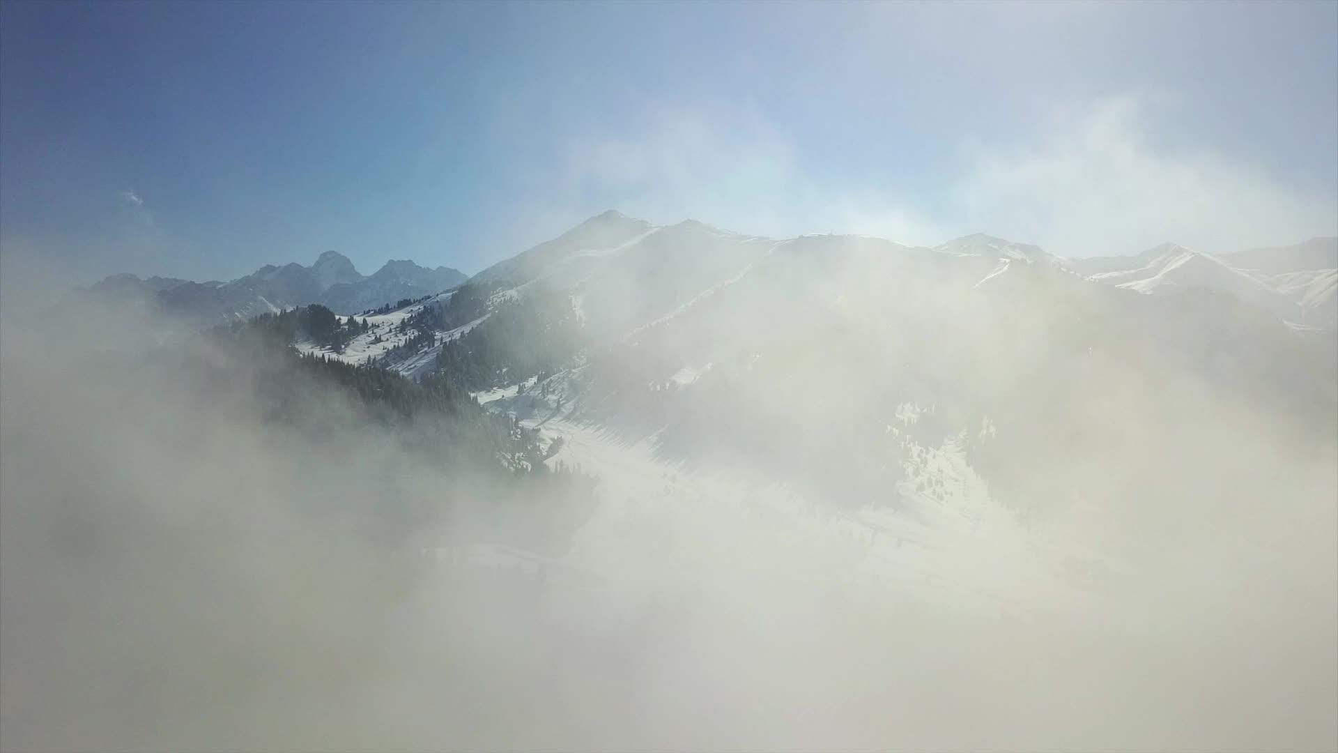 在山上的云里飘扬视频的预览图
