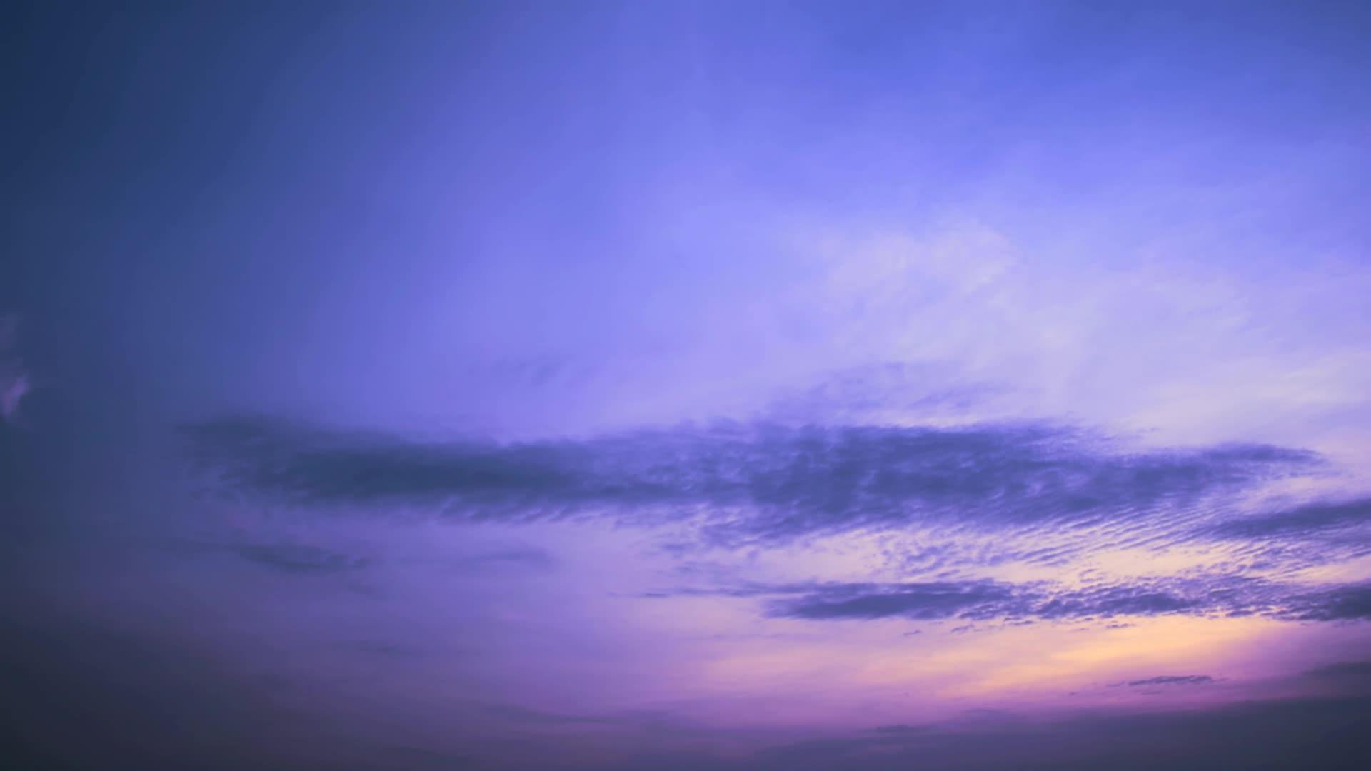 日落天空和紫色的月光云在移动和透明视频的预览图
