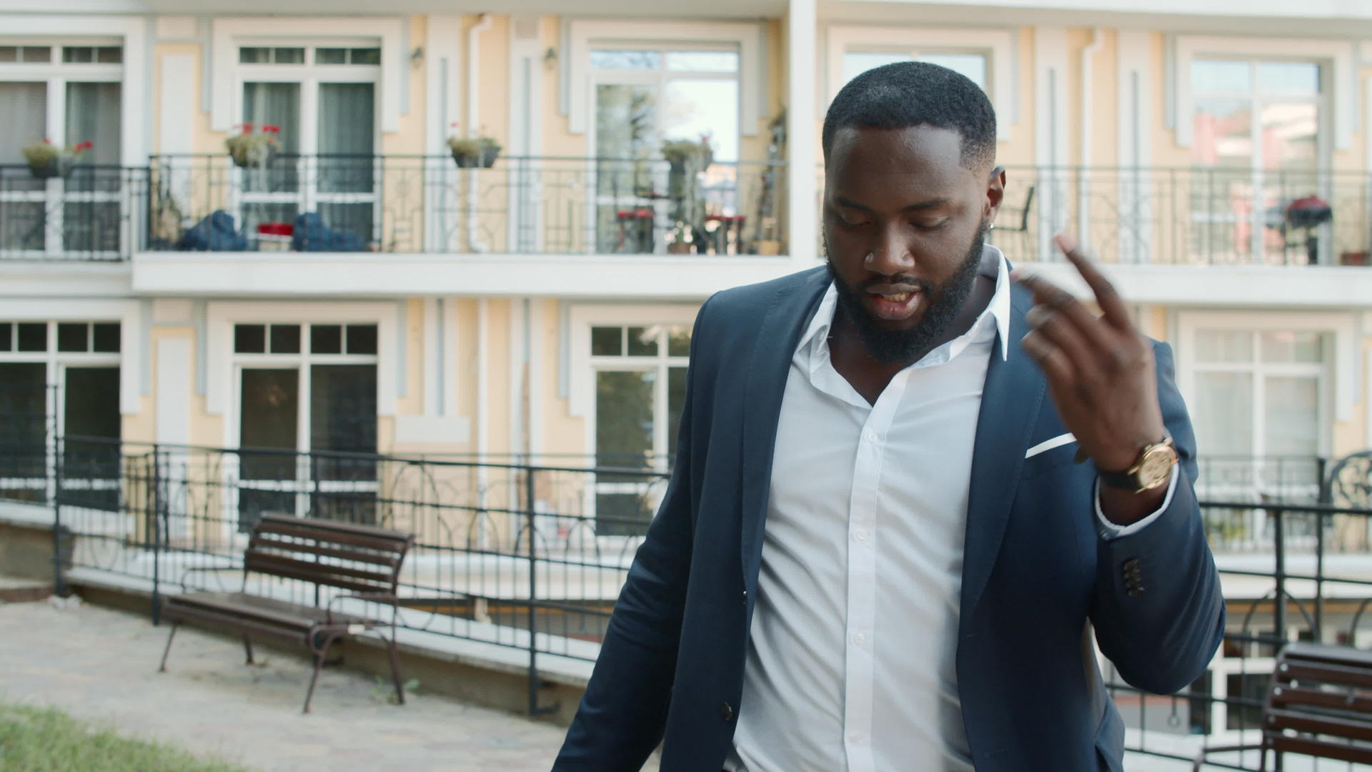 快乐的非洲商人在户外跳舞快乐的商人视频的预览图