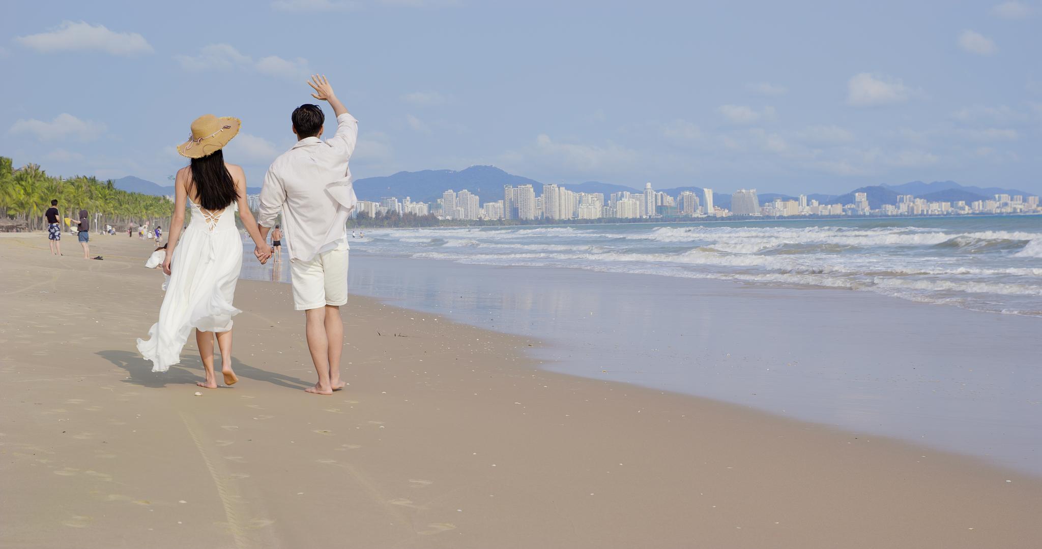 8K情侣手牵手在沙滩上散步视频的预览图