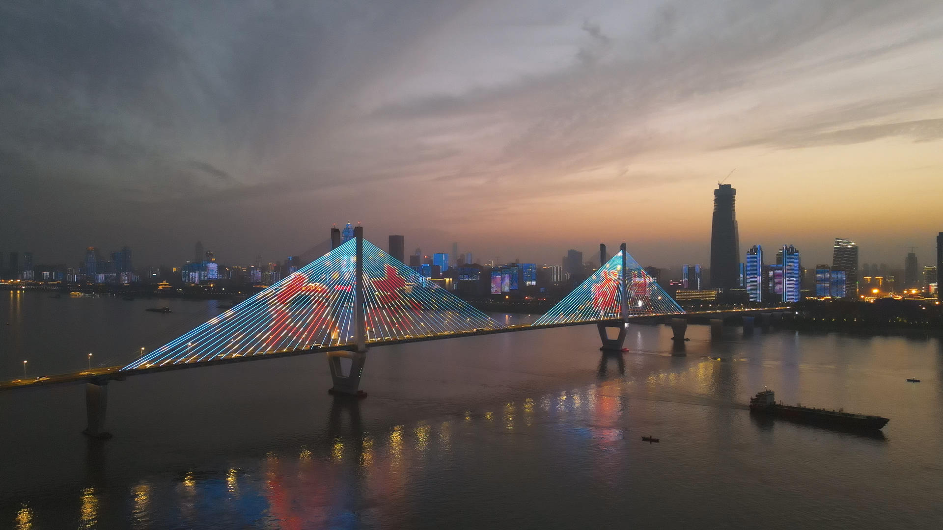 航拍夜景旅游城市道路桥梁灯光秀4k素材视频的预览图