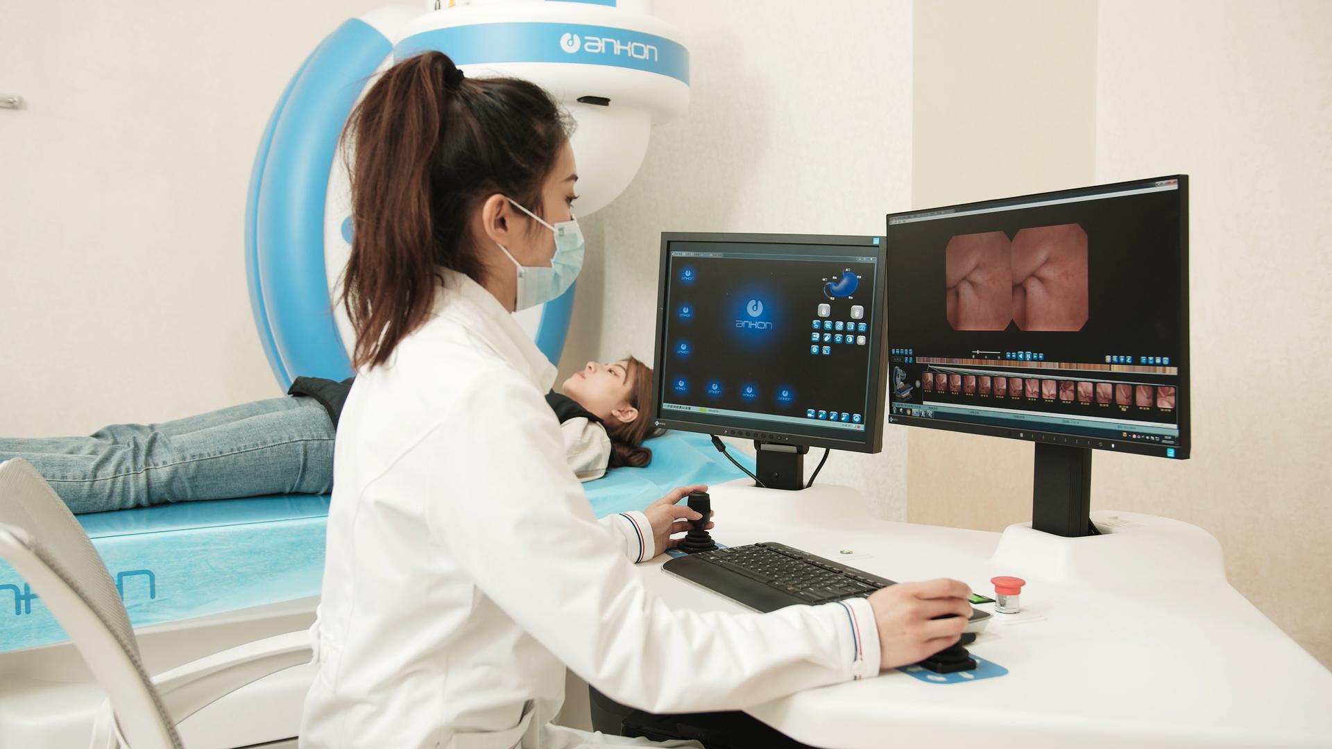 4K实拍医护人员操作胃镜仪器视频的预览图