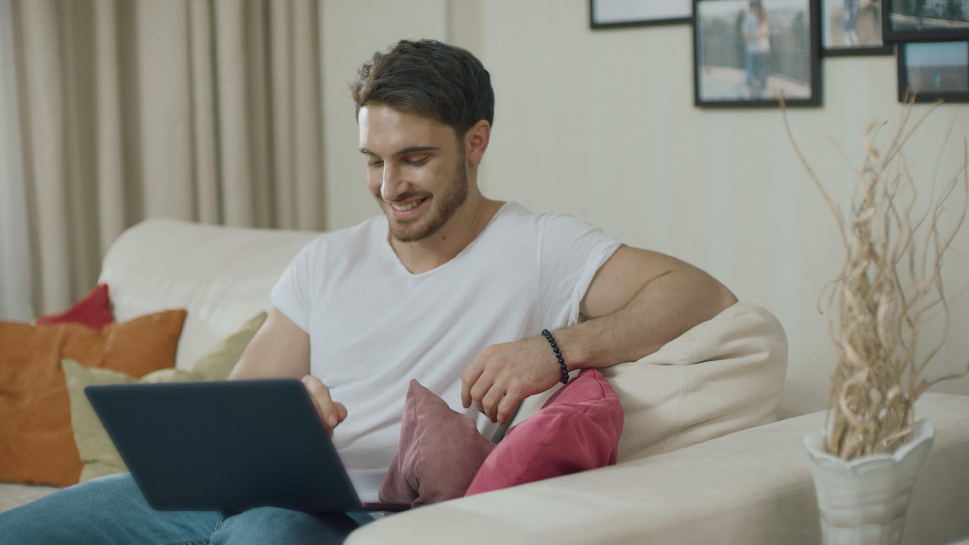 微笑的人看着笔记本电脑视频的预览图