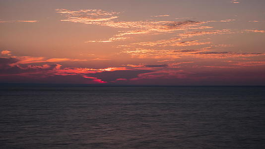 美丽的日出日落在海面上视频的预览图