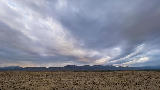 多彩的云在夜晚和沙漠中消失的背景是山丘视频的预览图